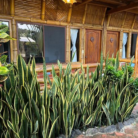 维克多雨果酒店 Puerto López 外观 照片